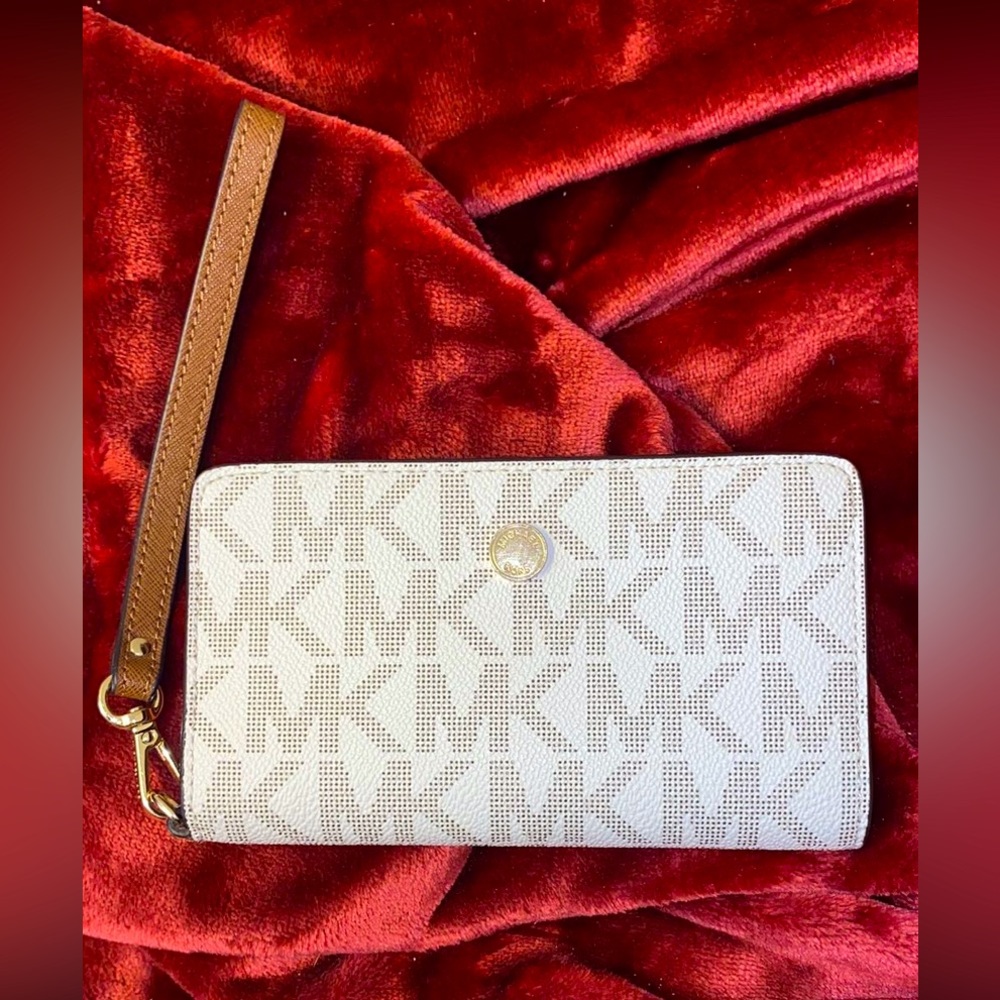 Selling A brand new Michael kors continental wallet!